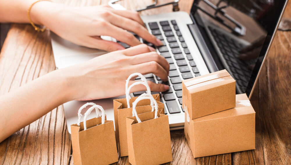 Toko online adalah sarana yang mempermudah proses jual beli di era digital.