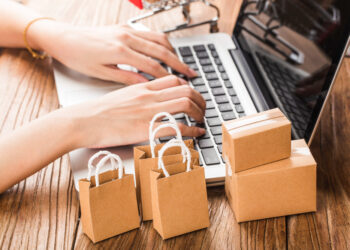 Toko online adalah sarana yang mempermudah proses jual beli di era digital.