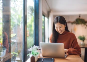 Translator adalah salah satu pekerjaan online untuk mahasiswa tanpa modal.