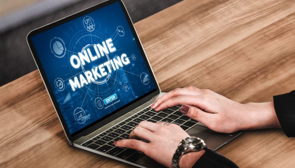 Kenapa pebisnis perlu tahu cara memasarkan produk secara online?
