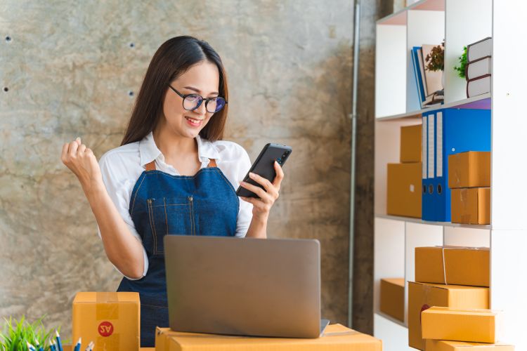 Salah satu manfaat strategi pemasaran e-commerce adalah untuk meningkatkan penjualan.