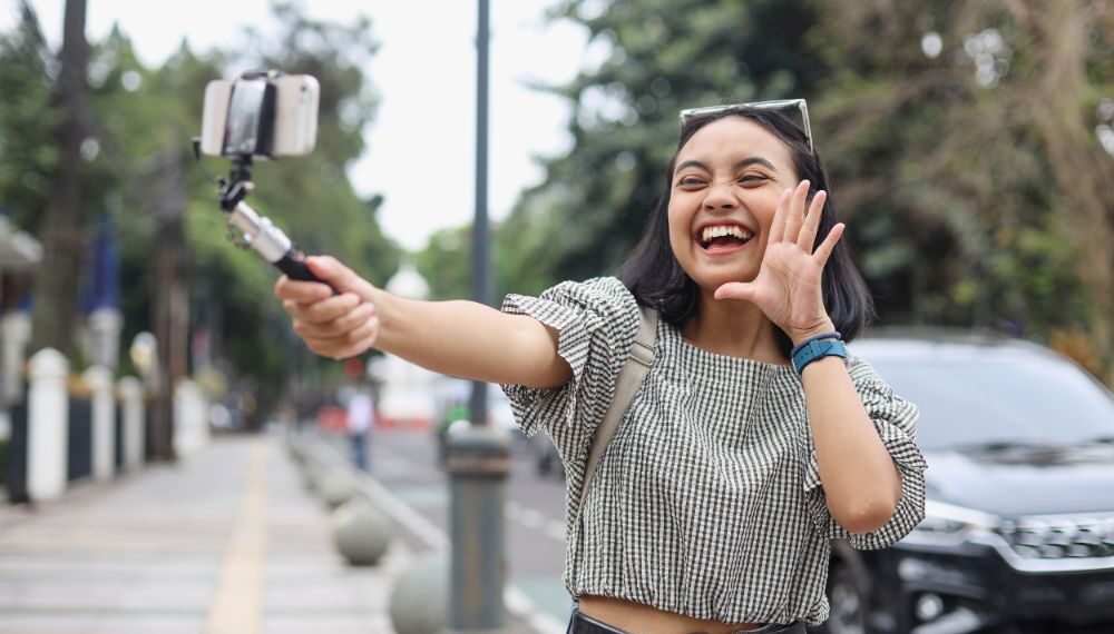Pelajari cara mencari KOL melalui studi kasus sukses, seperti kerja sama antara Tokopedia dan BTS, untuk meningkatkan kampanyemu!