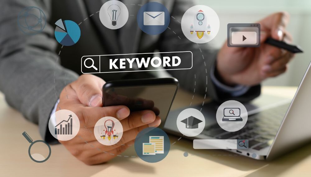 Manfaatkan long tail keywords untuk meraih traffic yang lebih berkualitas.