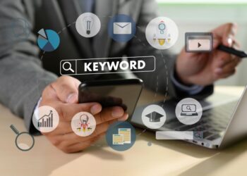 Manfaatkan long tail keywords untuk meraih traffic yang lebih berkualitas.